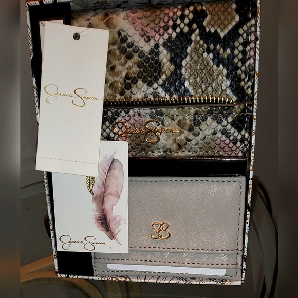NWT Jessica Simpson Billfold and card holder.  PURS019 - Picture 1 of 5